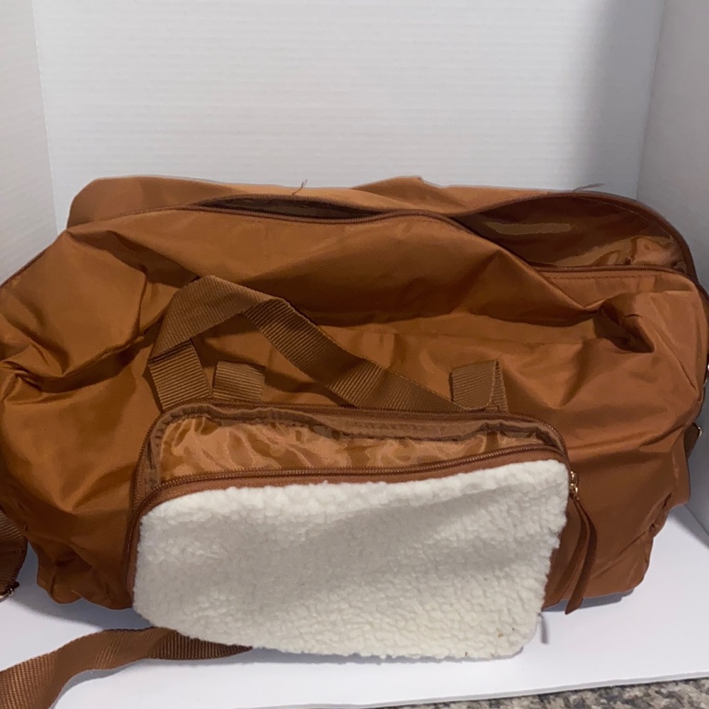 Tan DSW travel bag with small accessory bag
